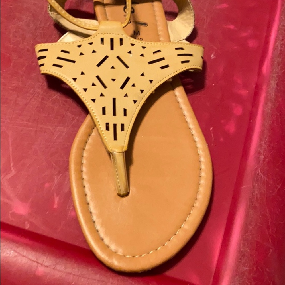 5️⃣ Nude strappy tall sandal